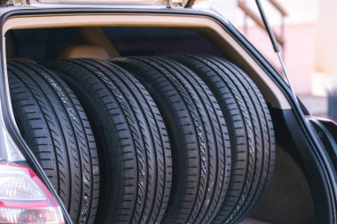 Sıcak hava sürüşü için lastik değiştiriyorum.