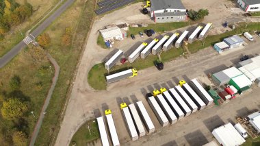 Park halindeki tırların hava manzarası.