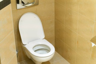 Çağdaş banyo fayanslı duvarlar ve yüzen tuvalet