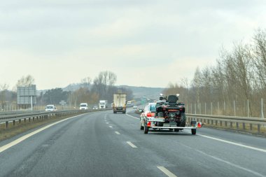 Otomobil çekiş dörtlü bisiklet otoyolda