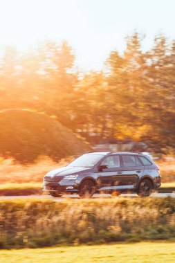 Kırsal yolda siyah bir araba.