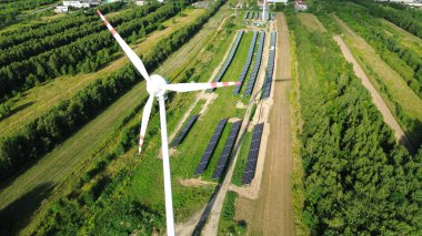 Fotovoltaik güneş panelleri rüzgar türbini ve mavi gökyüzü