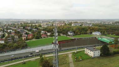 Açık mavi gökyüzünün altında kırsal telekom kulesi