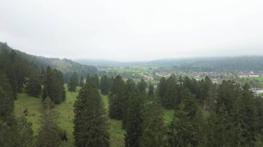 Alp kasabası karlı tepelerin altında