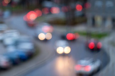 Gün batımında hareketli şehrin bulanık görüntüsü