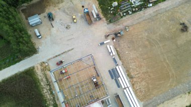 Ağır ekipmanlarla birlikte inşaat halindeki ticari alan