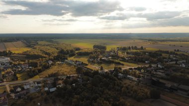 Ağaçlı ve tarlalı sonbahar manzarası
