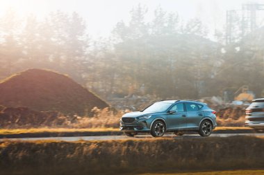 Kırsalda gezen bir spor araba.