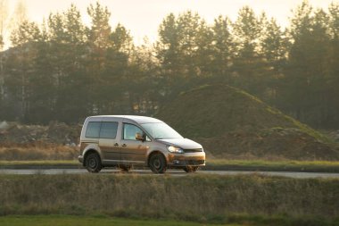 Güneşli kırsal yolculukta MPV arabası