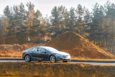 Manzaralı otoyolda lüks bir araba.