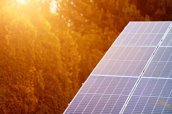 Güneş enerjisi olan modern bir evde yaşamaya devam edilebilir.