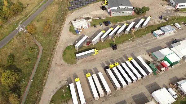 Park halindeki tırların hava manzarası.