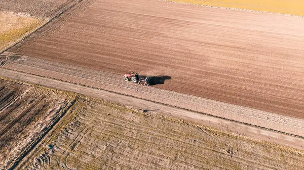 Saban makinesi ekin ekimi için toprağı işliyor