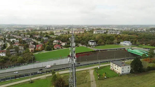 Açık mavi gökyüzünün altında kırsal telekom kulesi