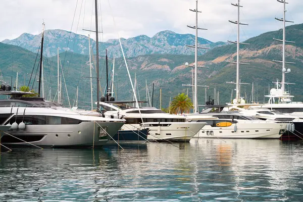 Yatlar ve tekneler kıyı dairelerine kenetlendi.