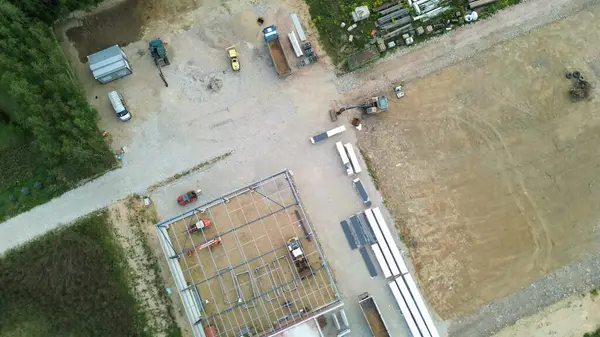 Ağır ekipmanlarla birlikte inşaat halindeki ticari alan