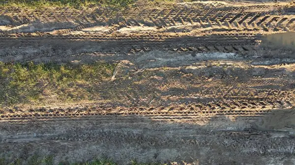 Islak toprak yol yüzeyinde derin lastik izleri