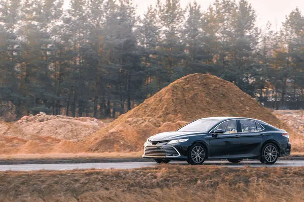 Performans için tasarlanmış rahat siyah sedan.