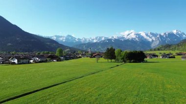 Alp Vadisi 'nde mavi gökyüzü olan bir köy