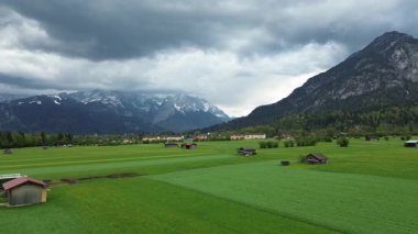 Yeşil Bavyera 'nın tepesindeki dağ sıraları