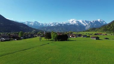 Vadi ve zirveli Alp manzarası