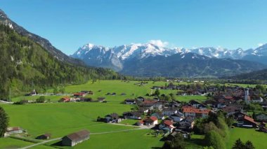 Dramatik bulutlu dağların altındaki kırsal kasaba