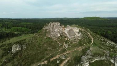Kayalık dağ manzarasının panoramik hava görüntüsü