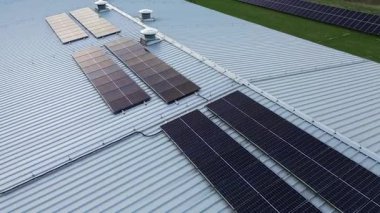 Metal çatıdaki verimli güneş enerjisi panelleri