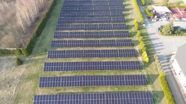 Güneş enerjisi çiftliği güneşten elektrik üretiyor.