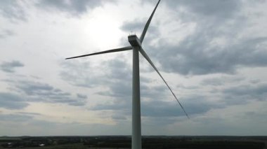 Kırsal alanda modern rüzgar türbini