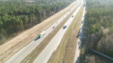 Kamyon kırsal alanda yol alıyor.