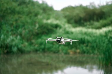 Bulanık yeşillik ile dron eylemi