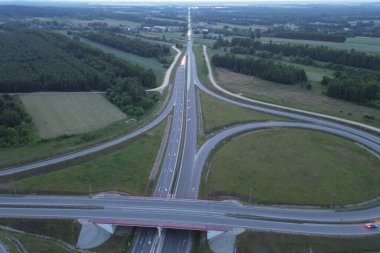 Çoklu şeritli otoyol kavşağının genel görünümü