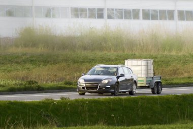 Arabası ve karavanı olan güneşli kırsal yol