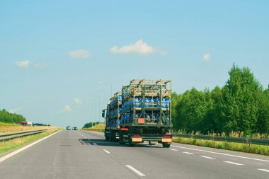 Tanklarla dolu metal kasalarla dolu bir kamyon.