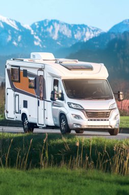 Yaz tatilinde karavanlı dağ yolu