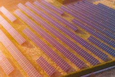 Büyük bir güneş enerjisi kurulumunun insansız hava aracı görüntüsü