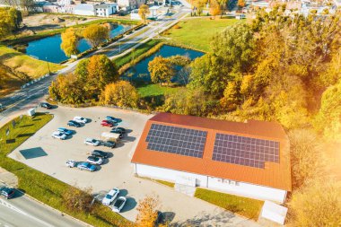 Alternatif enerji için aile evinin çatısındaki güneş panelleri