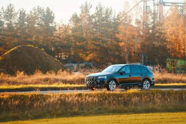 Araç sakin bir kırsal alanda ilerliyor.