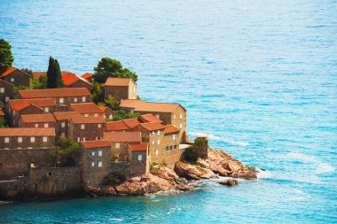 Karadağ 'daki Adriyatik Adası tatil beldesi