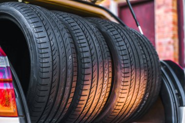 Sıcak hava sürüşü için lastik değiştiriyorum.