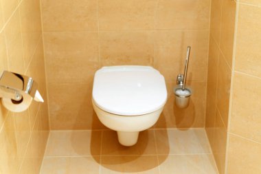 Temiz bir banyoda çağdaş yüzen tuvalet.