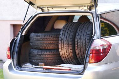 Yaz mevsimi için araba lastiği değiştirmek