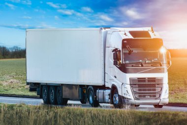 Beyaz teslimat kamyonu tarlaların yanında