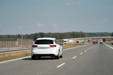 Avrupa Combi arabası uzun ve boş bir yolda