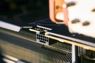 Grafik kartına eklenmiş 12VHPWR kablosunun ayrıntılı görünümü