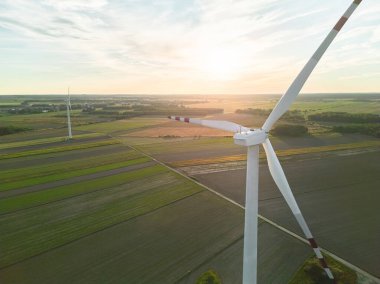 Geniş kırsal kesimde rüzgar türbini