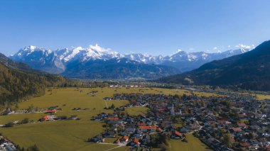 Yeşil çayır manzaralı dağ köyü