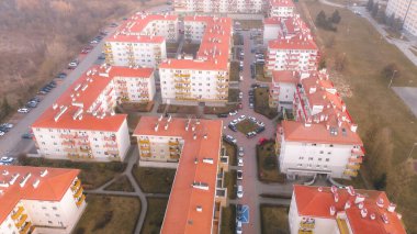 Hava manzaralı, kırmızı çatısı olan modern yerleşim alanı