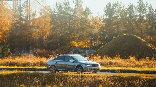 Otomotiv tarzı açık havada güneşli bir hayat sürüyor.